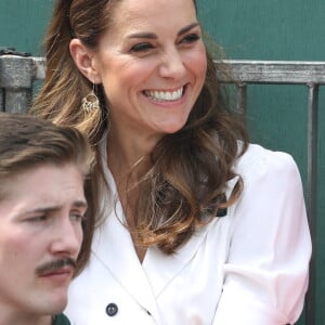 Kate Middleton, duchesse de Cambridge, en robe Suzannah à Wimbledon le 2 juillet 2019 à Londres.