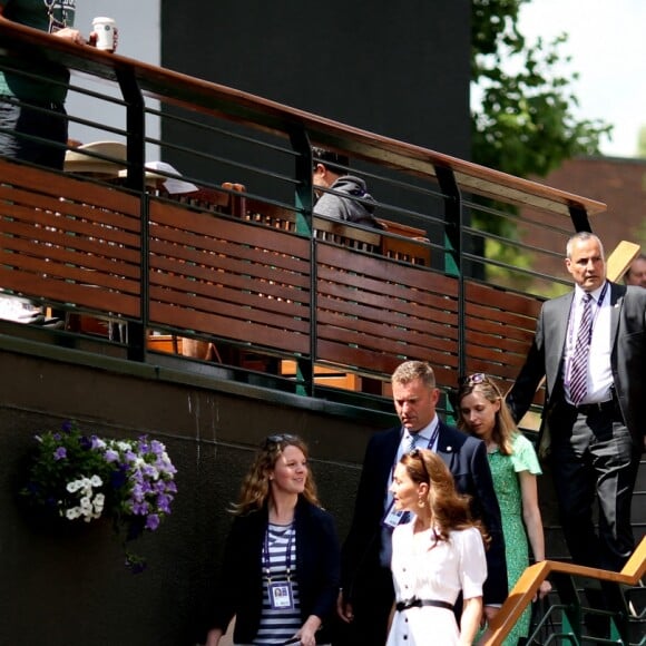 Kate Middleton, duchesse de Cambridge, en robe Suzannah à Wimbledon le 2 juillet 2019 à Londres.