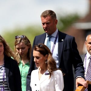 Kate Middleton, duchesse de Cambridge, en robe Suzannah à Wimbledon le 2 juillet 2019 à Londres.