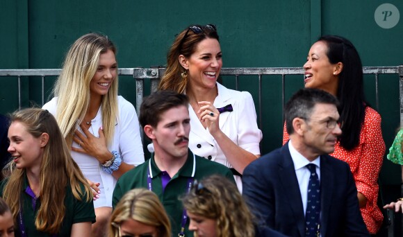 Kate Middleton, duchesse de Cambridge (robe Suzannah), avec ses amies les tenniswomen Katie Boulter et Anne Keothavong dans les tribunes du court annexe n°14 à Wimbledon le 2 juillet 2019 à Londres.