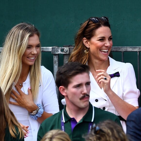 Kate Middleton, duchesse de Cambridge (robe Suzannah), avec ses amies les tenniswomen Katie Boulter et Anne Keothavong dans les tribunes du court annexe n°14 à Wimbledon le 2 juillet 2019 à Londres.