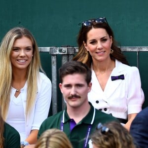 Kate Middleton, duchesse de Cambridge (robe Suzannah), avec ses amies les tenniswomen Katie Boulter et Anne Keothavong dans les tribunes du court annexe n°14 à Wimbledon le 2 juillet 2019 à Londres.