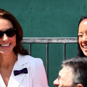 Kate Middleton, duchesse de Cambridge (robe Suzannah), avec ses amies les tenniswomen Katie Boulter et Anne Keothavong dans les tribunes du court annexe n°14 à Wimbledon le 2 juillet 2019 à Londres.