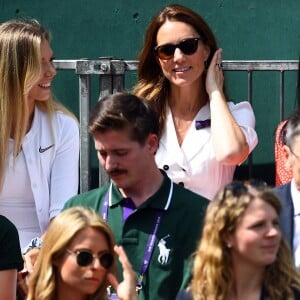 Kate Middleton, duchesse de Cambridge (robe Suzannah), avec ses amies les tenniswomen Katie Boulter et Anne Keothavong dans les tribunes du court annexe n°14 à Wimbledon le 2 juillet 2019 à Londres.