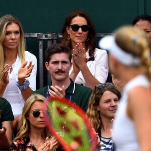 Kate Middleton, duchesse de Cambridge (robe Suzannah), avec ses amies les tenniswomen Katie Boulter et Anne Keothavong dans les tribunes du court annexe n°14 à Wimbledon le 2 juillet 2019 à Londres.