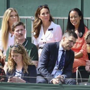 Kate Middleton, duchesse de Cambridge (robe Suzannah), avec ses amies les tenniswomen Katie Boulter et Anne Keothavong dans les tribunes du court annexe n°14 à Wimbledon le 2 juillet 2019 à Londres.