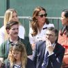 Kate Middleton, duchesse de Cambridge (robe Suzannah), avec ses amies les tenniswomen Katie Boulter et Anne Keothavong dans les tribunes du court annexe n°14 à Wimbledon le 2 juillet 2019 à Londres.