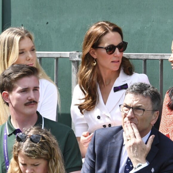 Kate Middleton, duchesse de Cambridge (robe Suzannah), avec ses amies les tenniswomen Katie Boulter et Anne Keothavong dans les tribunes du court annexe n°14 à Wimbledon le 2 juillet 2019 à Londres.