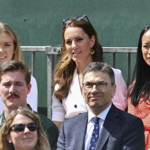 Kate Middleton, duchesse de Cambridge (robe Suzannah), avec ses amies les tenniswomen Katie Boulter et Anne Keothavong dans les tribunes du court annexe n°14 à Wimbledon le 2 juillet 2019 à Londres.