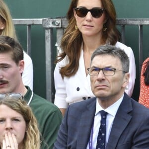 Kate Middleton, duchesse de Cambridge (robe Suzannah), avec ses amies les tenniswomen Katie Boulter et Anne Keothavong dans les tribunes du court annexe n°14 à Wimbledon le 2 juillet 2019 à Londres.