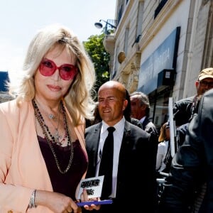 Amanda Lear arrive au défilé de mode Haute-Couture 2019/2020 "Jean Paul Gaultier" à Paris. Le 3 juillet 2019 © Veeren Ramsamy-Christophe Clovis / Bestimage