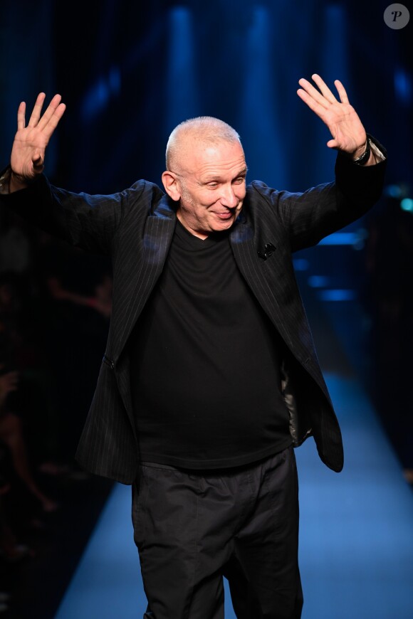Jean-Paul Gaultier salue ses invités lors du finale du défilé Jean Paul Gaultier "Collection Haute Couture Automne/Hiver 2019-2020" lors de la Fashion Week de Paris (PFW), le 3 juillet 2019.