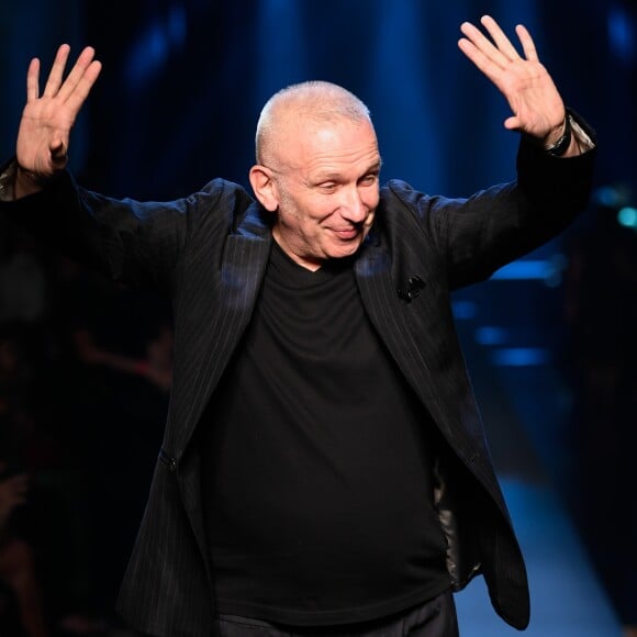 Jean-Paul Gaultier salue ses invités lors du finale du défilé Jean Paul Gaultier "Collection Haute Couture Automne/Hiver 2019-2020" lors de la Fashion Week de Paris (PFW), le 3 juillet 2019.