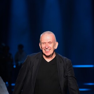 Jean-Paul Gaultier salue ses invités lors du finale du défilé Jean Paul Gaultier "Collection Haute Couture Automne/Hiver 2019-2020" lors de la Fashion Week de Paris (PFW), le 3 juillet 2019.