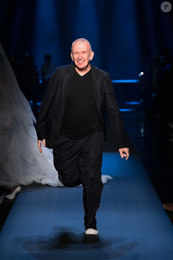 Jean-Paul Gaultier salue ses invités lors du finale du défilé Jean Paul Gaultier "Collection Haute Couture Automne/Hiver 2019-2020" lors de la Fashion Week de Paris (PFW), le 3 juillet 2019.