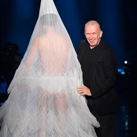Jean-Paul Gaultier salue ses invités lors du finale du défilé Jean Paul Gaultier "Collection Haute Couture Automne/Hiver 2019-2020" lors de la Fashion Week de Paris (PFW), le 3 juillet 2019.