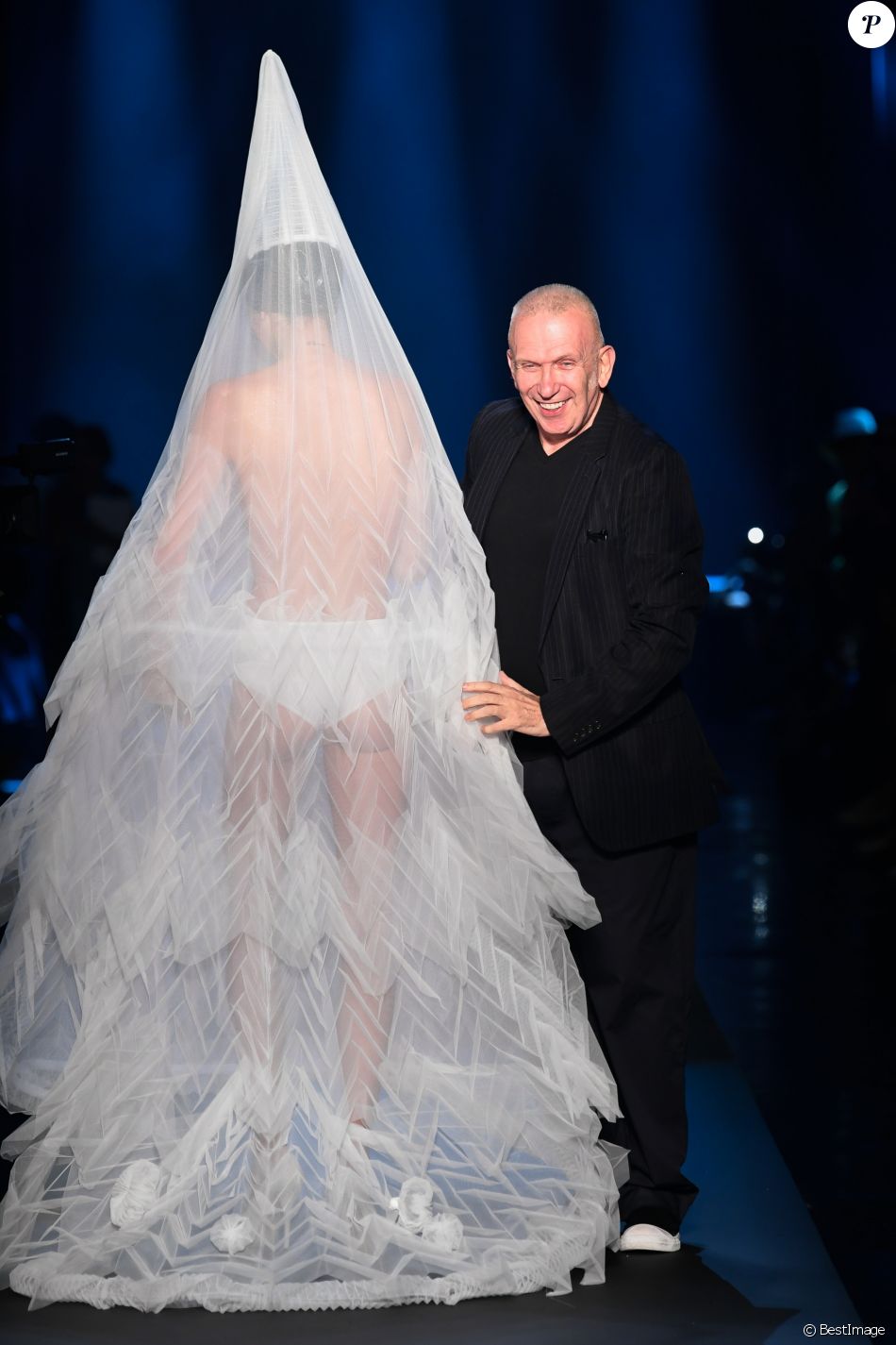 Jean-Paul Gaultier salue ses invités lors du finale du défilé Jean Paul Gaultier &quot;Collection Haute Couture Automne/Hiver 2019-2020&quot; lors de la Fashion Week de Paris (PFW), le 3 juillet 2019.