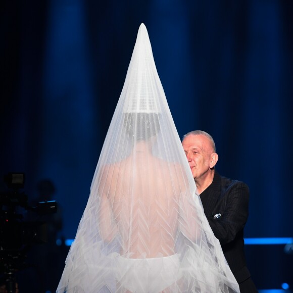 Jean-Paul Gaultier salue ses invités lors du finale du défilé Jean Paul Gaultier "Collection Haute Couture Automne/Hiver 2019-2020" lors de la Fashion Week de Paris (PFW), le 3 juillet 2019.