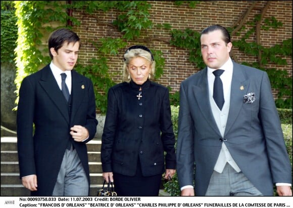 Le prince François d'Orléans, sa mère Béatrice et son frère aîné le prince Charles-Philippe d'Orléans lors des obsèques de la comtesse de Paris en juillet 2003 à Dreux.