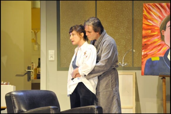 Pacal Bongard et Valérie Lang lors du finale de la pièce "La nuit sera chaude" au Théâtre de la Rennaissance à Paris, le 24 janvier 2011.