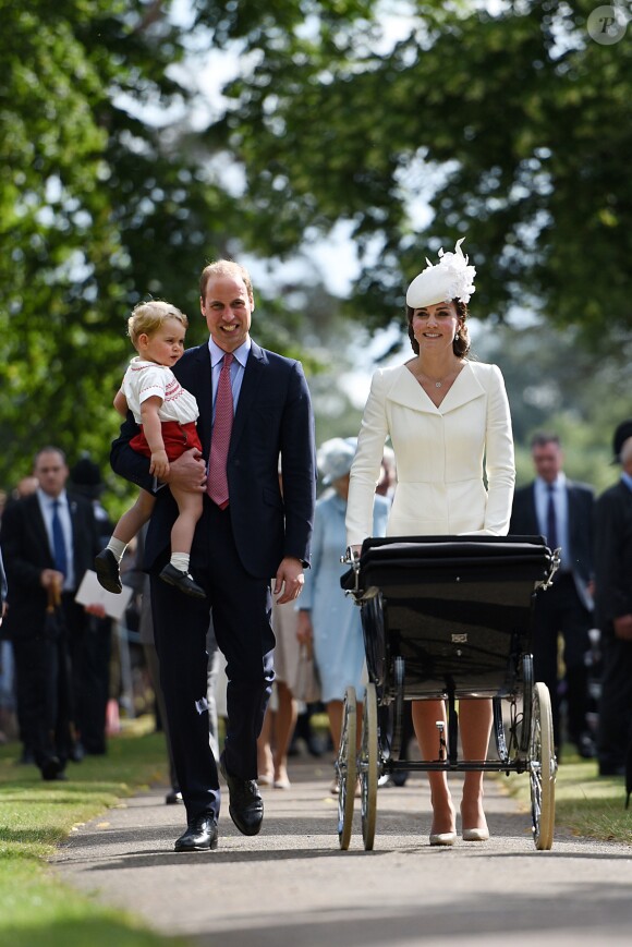 Le prince William, duc de Cambridge et Catherine Kate Middleton, la duchesse de Cambridge, leur fils le prince George de Cambridge et la princesse Charlotte de Cambridge le jour du baptême de la princesse Charlotte de Cambridge à Sandringham, le 5 juillet 2015.