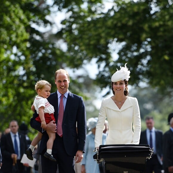 Le prince William, duc de Cambridge et Catherine Kate Middleton, la duchesse de Cambridge, leur fils le prince George de Cambridge et la princesse Charlotte de Cambridge le jour du baptême de la princesse Charlotte de Cambridge à Sandringham, le 5 juillet 2015.