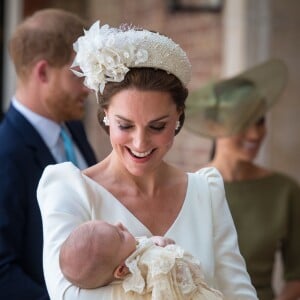 Kate Catherine Middleton, duchesse de Cambridge et son fils, le prince Louis - La famille royale d'Angleterre lors du baptême du prince Louis en la chapelle St James à Londres. Le 9 juillet 2018.