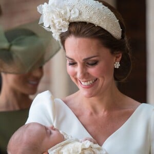 Kate Catherine Middleton, duchesse de Cambridge et son fils, le prince Louis - La famille royale d'Angleterre lors du baptême du prince Louis en la chapelle St James à Londres. Le 9 juillet 2018.