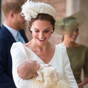 Kate Catherine Middleton, duchesse de Cambridge et son fils, le prince Louis - La famille royale d'Angleterre lors du baptême du prince Louis en la chapelle St James à Londres. Le 9 juillet 2018.