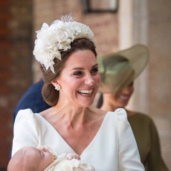 Kate Catherine Middleton, duchesse de Cambridge et son fils, le prince Louis - La famille royale d'Angleterre lors du baptême du prince Louis en la chapelle St James à Londres. Le 9 juillet 2018.