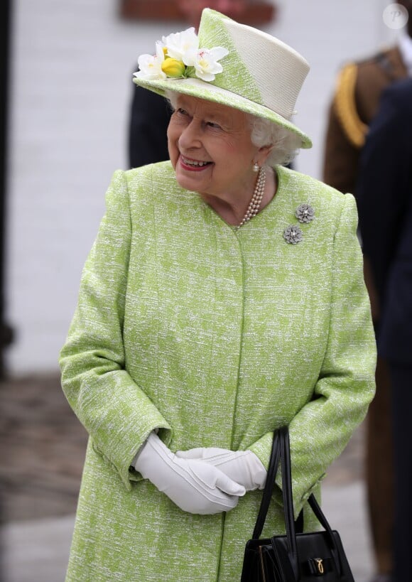 La reine Elizabeth II en visite à la ferme Gorgie City à Édimbourg, le 4 juillet 2019.