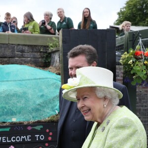La reine Elizabeth II en visite à la ferme Gorgie City à Édimbourg, le 4 juillet 2019.