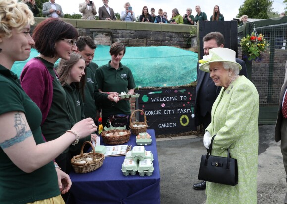 La reine Elizabeth II en visite à la ferme Gorgie City à Édimbourg, le 4 juillet 2019.