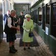 La reine Elizabeth II en visite à la ferme Gorgie City à Édimbourg, le 4 juillet 2019.