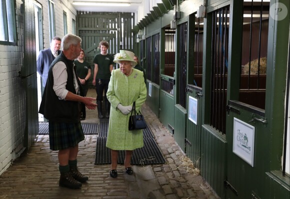 La reine Elizabeth II en visite à la ferme Gorgie City à Édimbourg, le 4 juillet 2019.