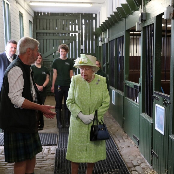 La reine Elizabeth II en visite à la ferme Gorgie City à Édimbourg, le 4 juillet 2019.
