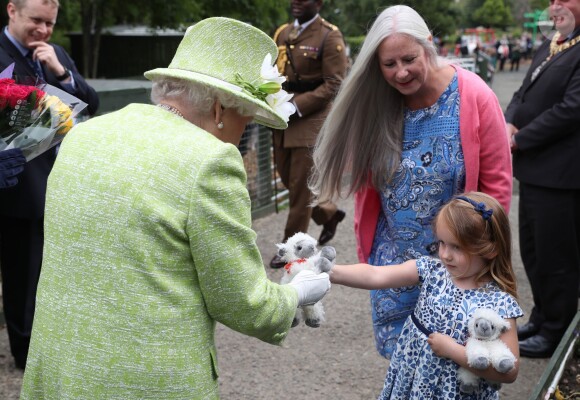 La reine Elizabeth II en visite à la ferme Gorgie City à Édimbourg, le 4 juillet 2019.