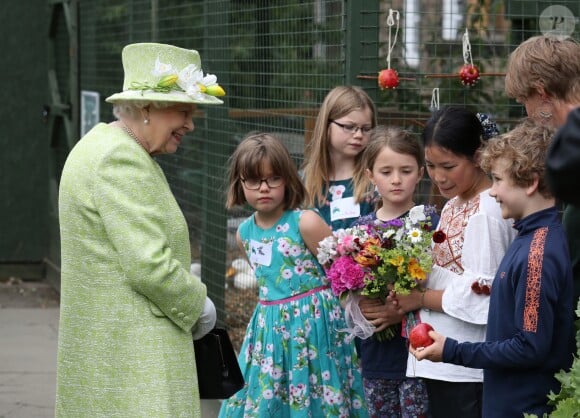 La reine Elizabeth II en visite à la ferme Gorgie City à Édimbourg, le 4 juillet 2019.