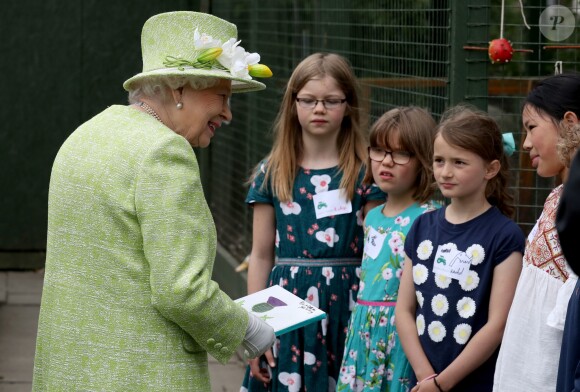 La reine Elizabeth II en visite à la ferme Gorgie City à Édimbourg, le 4 juillet 2019.