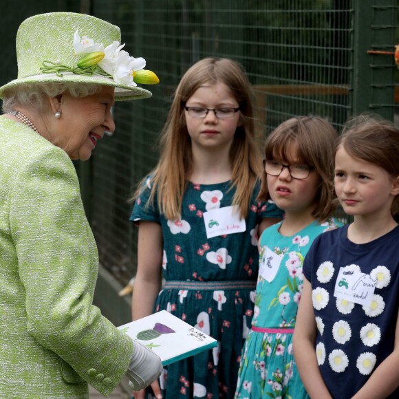 La reine Elizabeth II en visite à la ferme Gorgie City à Édimbourg, le 4 juillet 2019.