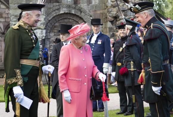 La reine Elizabeth II le 3 juillet 2019 lors de la garden party qu'elle donne chaque année au Palais de Holyrood à Édimbourg pendant la semaine royale en Écosse.