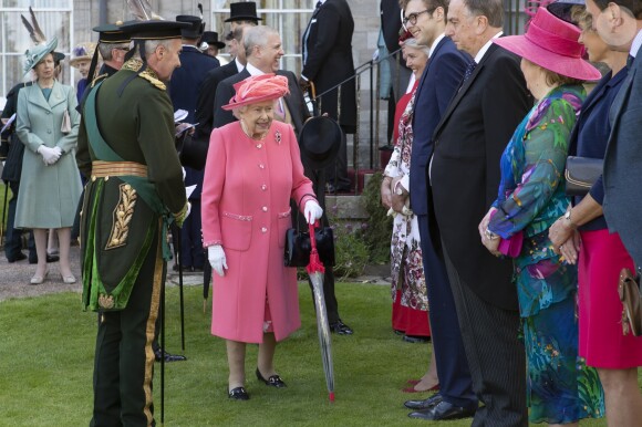 La reine Elizabeth II le 3 juillet 2019 lors de la garden party qu'elle donne chaque année au Palais de Holyrood à Édimbourg pendant la semaine royale en Écosse.