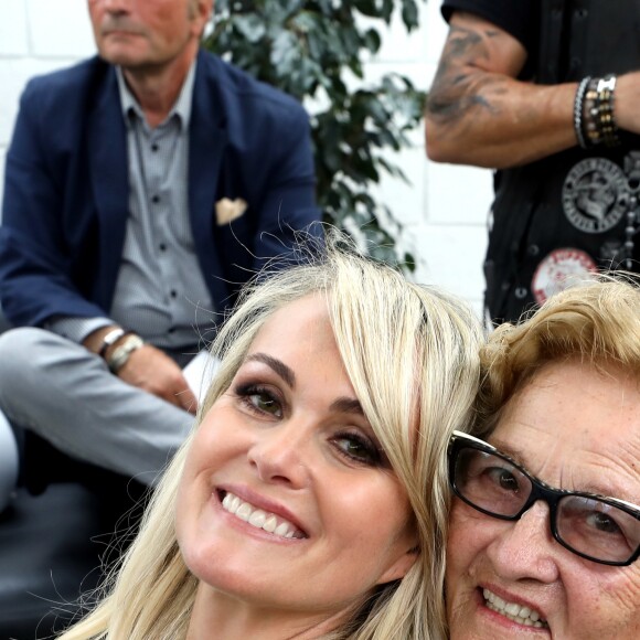 Exclusif - Laeticia Hallyday et Elyette Boudou (Mamie Rock) - Laeticia Hallyday reçoit la médaille de la ville de Toulouse en compagnie de ses filles et d'Elyette Boudou avant de quitter l'Esplanade Johnny Hallyday. Laeticia Hallyday et ses filles Jade et Joy sont venues inaugurer une esplanade portant le nom de Johnny Hallyday située en face du Zénith de Toulouse, le 15 juin 2019, date hautement symbolique puisque le rockeur aurait eu 76 ans. Laeticia porte le pendentif crucifix de Johnny autour du cou. © Dominique Jacovides/Bestimage