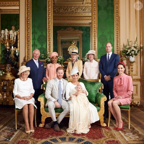La mère de Meghan Doria Raglan, Camilla Parker Bowles, duchesse de Cornouailles, le prince Charles, prince de Galles, le prince William, duc de Cambridge, et Catherine (Kate) Middleton, duchesse de Cambridge, lady Jane Fellowes, lady Sarah McCorquodale - Le prince Harry et Meghan Markle, duc et duchesse de Sussex, photos du baptème de leur fils Archie Harrison Mountbatten-Windsor. Windsor, le 6 juillet 2019. ©Chris Allerton via Bestimage NEWS EDITORIAL USE ONLY. NO COMMERICAL USE. NO MERCHANDISING, ADVERTISING, SOUVENIRS, MEMORABILIA or COLOURABLY SIMILAR. NOT FOR USE AFTER AFTER 31 DECEMBER, 2019 WITHOUT PRIOR PERMISSION FROM ROYAL COMMUNICATIONS. NO CROPPING. Copyright in this photograph is vested in The Duke and Duchess of Sussex. Publications are asked to credit the photographs to Chris Allerton. No charge should be made for the supply, release or publication of the photograph. The photograph must not be digitally enhanced, manipulated or modified in any manner or form and must include all of the individuals in the photograph when published. This official christening photograph released by the Duke and Duchess of Sussex shows the Duke and Duchess with their son, Archie and (left to right) the Duchess of Cornwall, The Prince of Wales, Ms Doria Ragland, Lady Jane Fellowes, Lady Sarah McCorquodale, The Duke of Cambridge and The Duchess of Cambridge in the Green Drawing Room at Windsor Castle. Windsor, July 6th 2019.06/07/2019 - Windsor