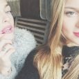 Caroline Receveur et sa soeur Mathilde dans le train pour Londres. Décembre 2014.