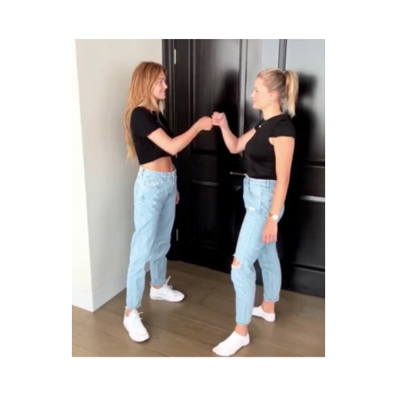 Caroline Receveur et sa soeur Mathilde, des "jumelles", le 8 juillet 2019.