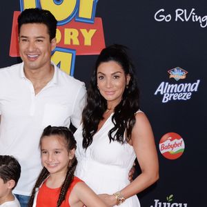 Courtney Laine Mazza (enceinte), son mari Mario Lopez et leur enfants Gia Francesca et Dominic à la première du film d'animation Disney et Pixar "Toy Story 4" au théâtre El Capitan à Los Angeles, Californie, Etats-Unis, le 11 juin 2019.