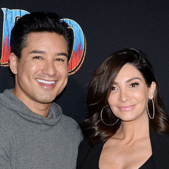 Mario Lopez avec sa femme Courtney Laine Mazza enceinte à la première de Dumbo à Hollywood, Los Angeles, le 11 mars 2019