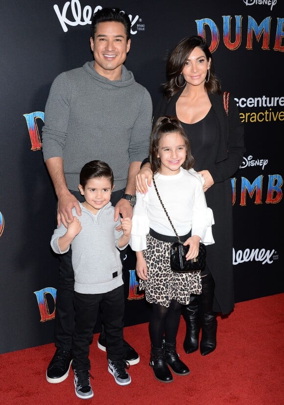 Mario Lopez avec sa femme Courtney Laine Mazza enceinte et ses enfants Dominic et Gia Francesca Lopez à la première de Dumbo à Hollywood, Los Angeles, le 11 mars 2019