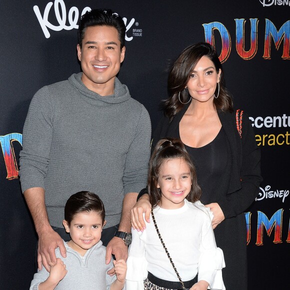 Mario Lopez avec sa femme Courtney Laine Mazza enceinte et ses enfants Dominic et Gia Francesca Lopez à la première de Dumbo à Hollywood, Los Angeles, le 11 mars 2019